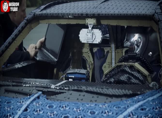 Video :A Bugatti Chiron constructed completely out of LEGOs